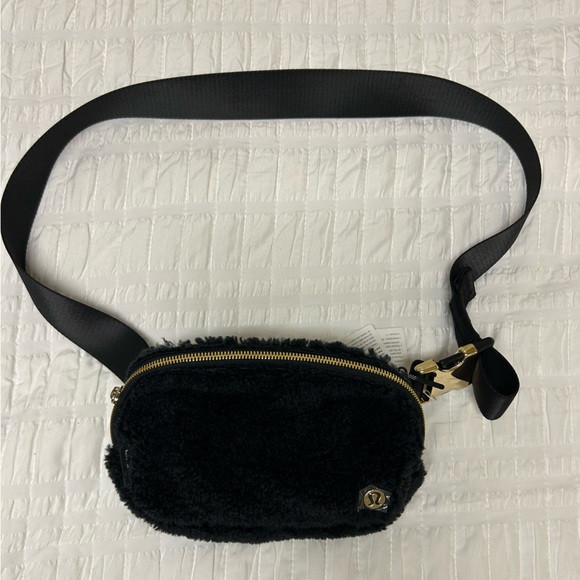 NWT Lululemon Everywhere Fleece Sherpa Belt‎ Bag in Black - Picture 1 of 3